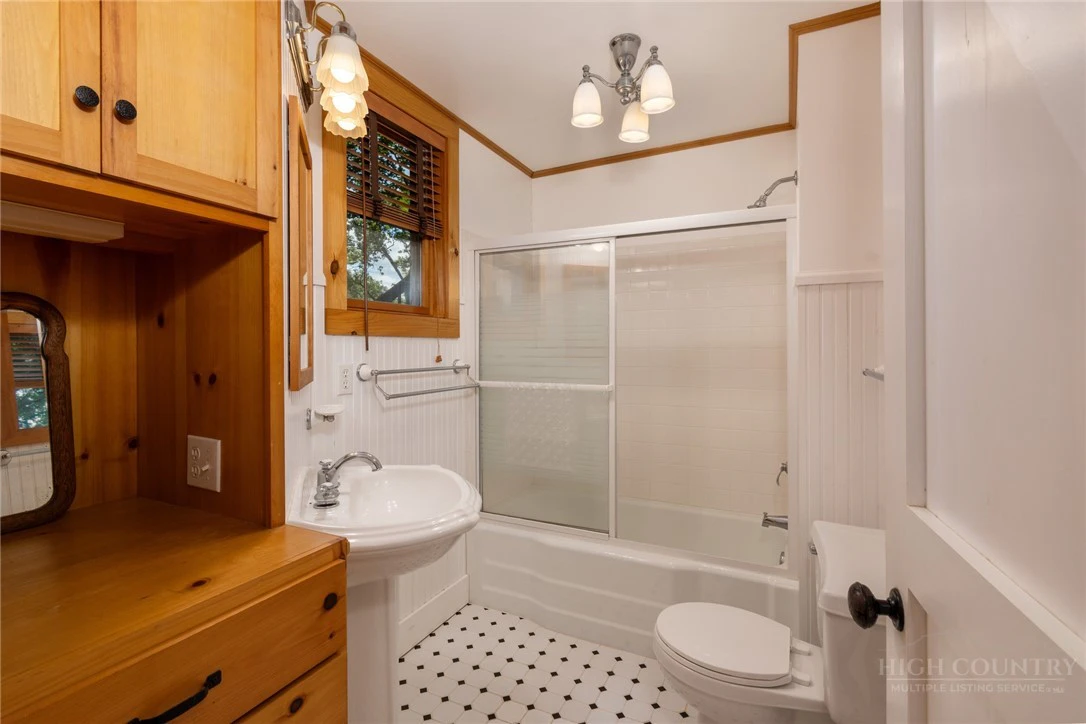 Image number 2 for the current listing