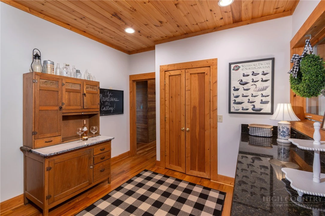 Image number 21 for the current listing