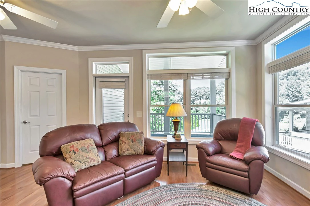 Image number 9 for the current listing