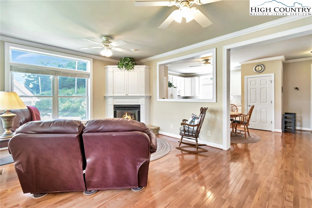 Image number 18 for the current listing
