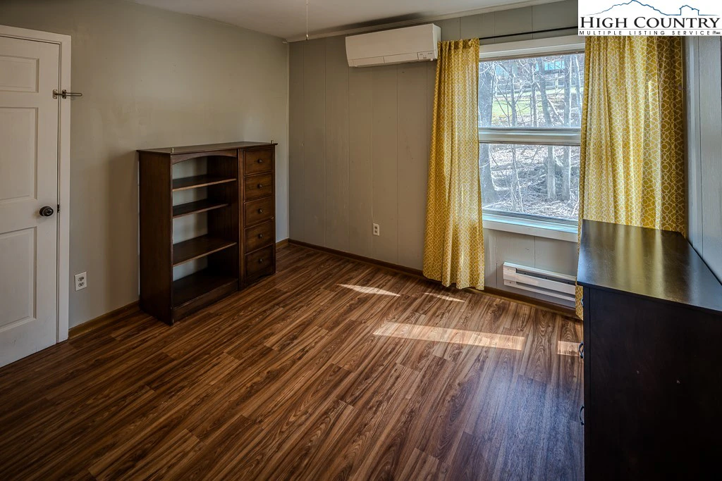 Image number 4 for the current listing