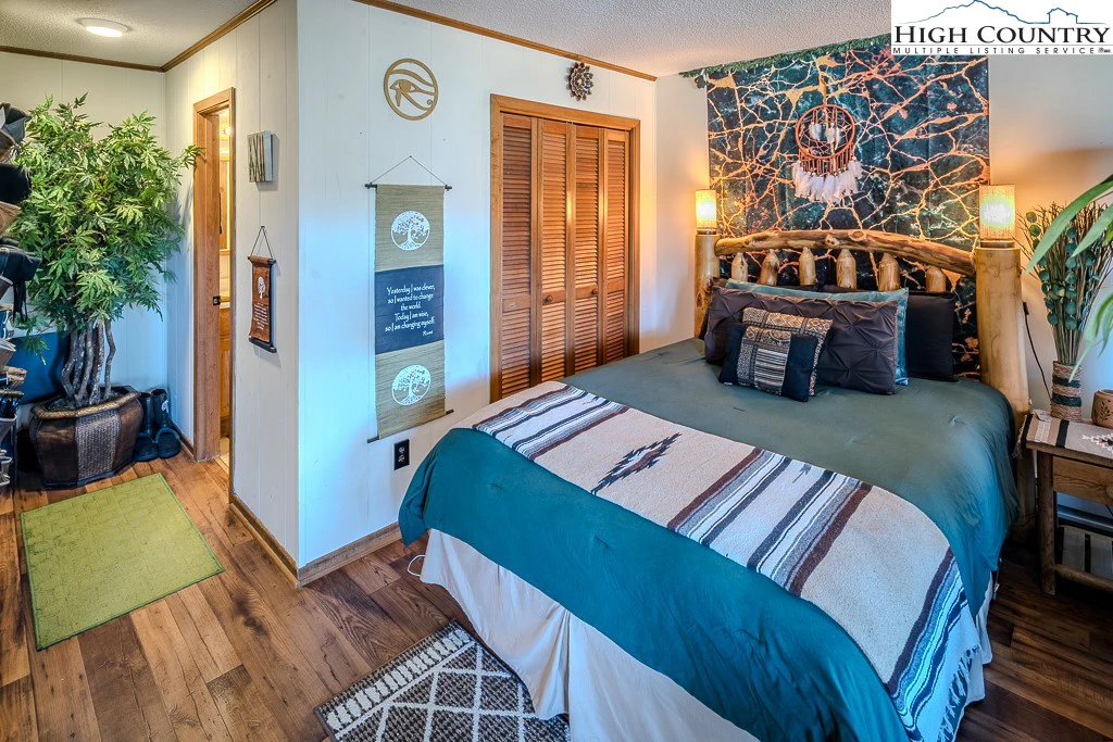 Image number 2 for the current listing