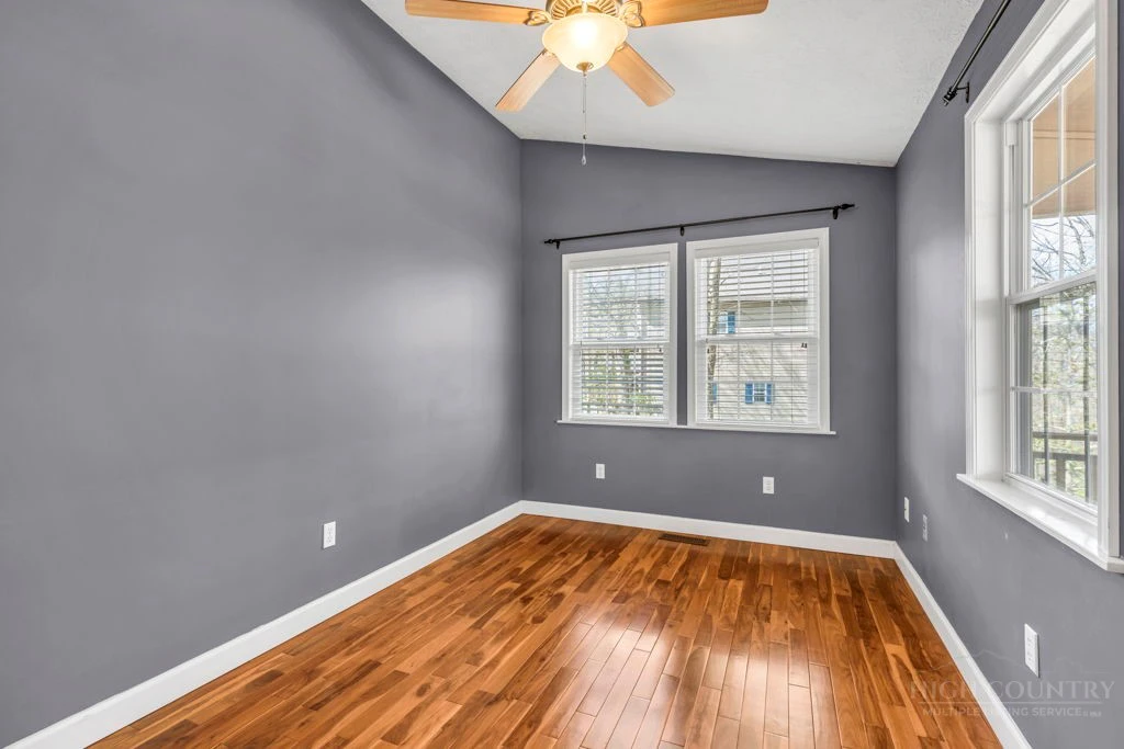 Image number 4 for the current listing