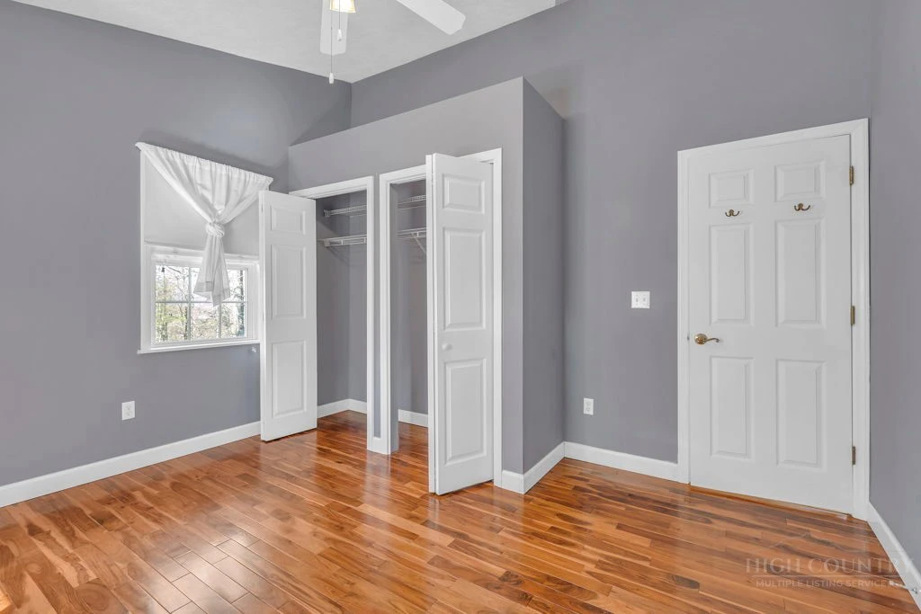 Image number 14 for the current listing