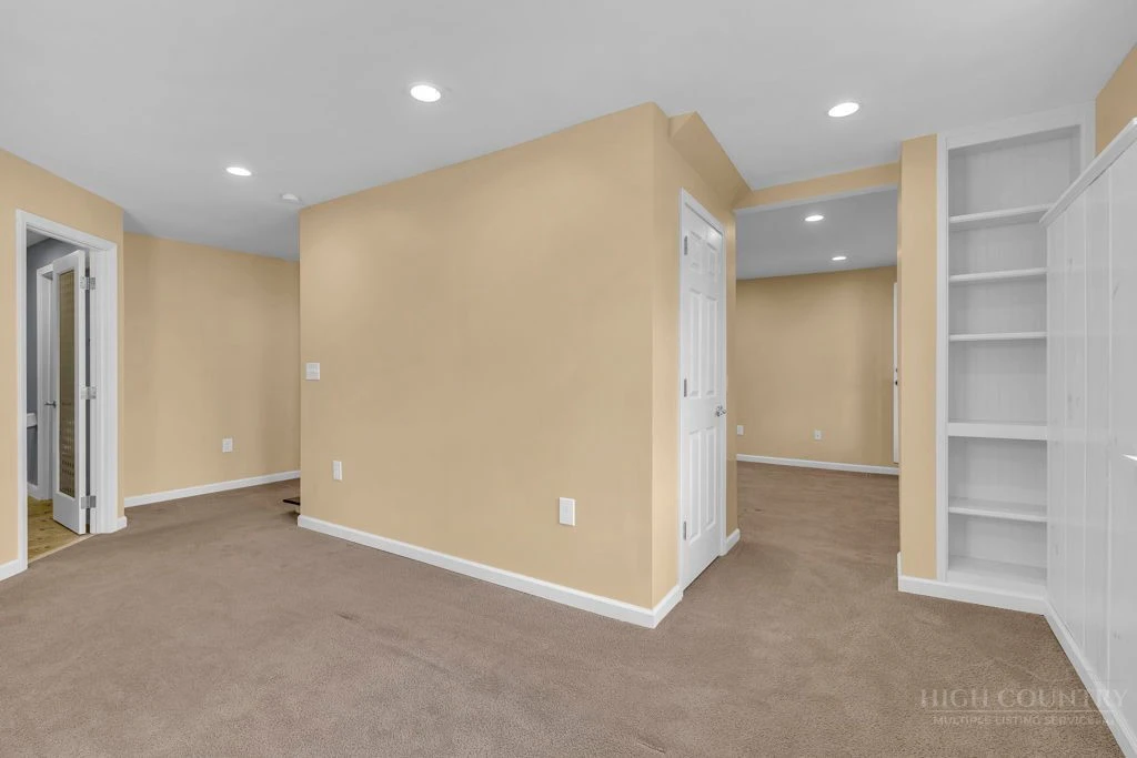 Image number 11 for the current listing