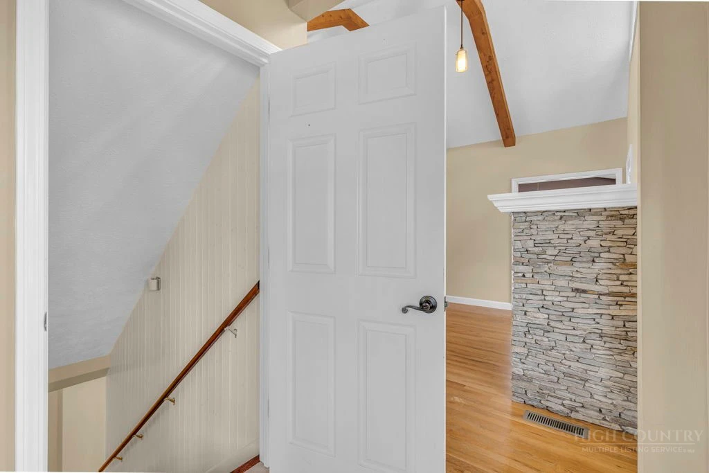 Image number 5 for the current listing