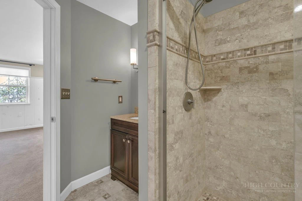 Image number 15 for the current listing