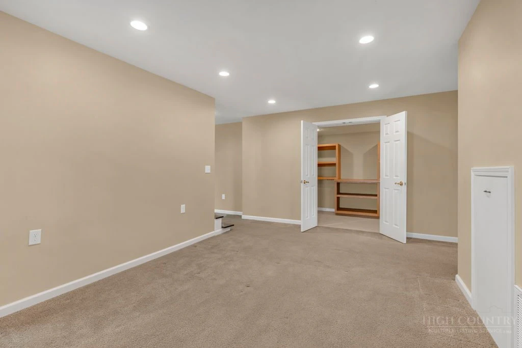 Image number 8 for the current listing