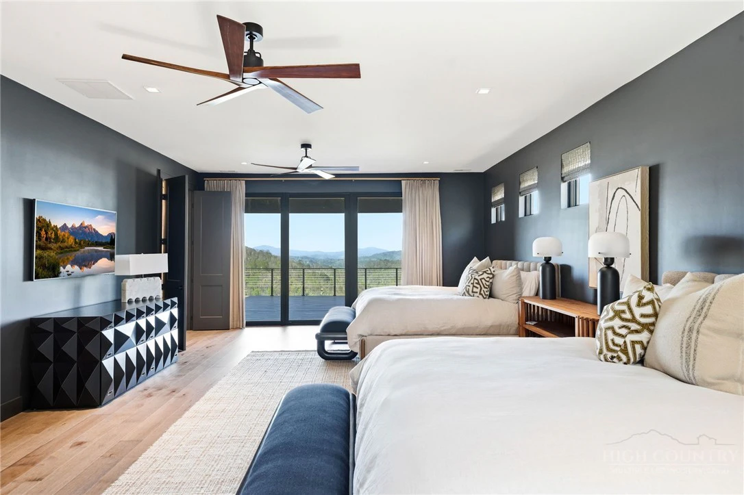 Image number 9 for the current listing