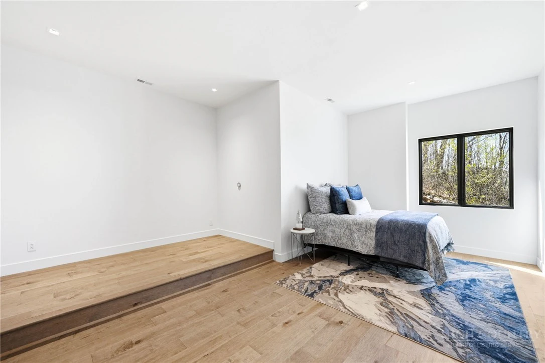 Image number 14 for the current listing