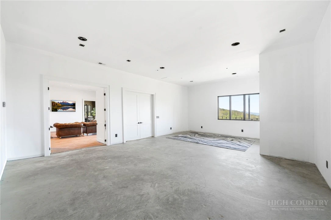 Image number 21 for the current listing