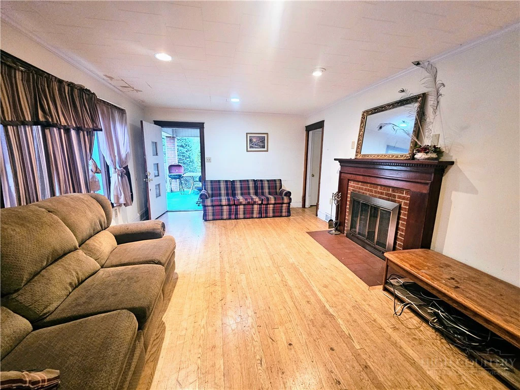 Image number 29 for the current listing