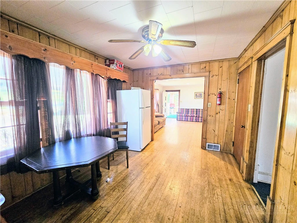 Image number 28 for the current listing