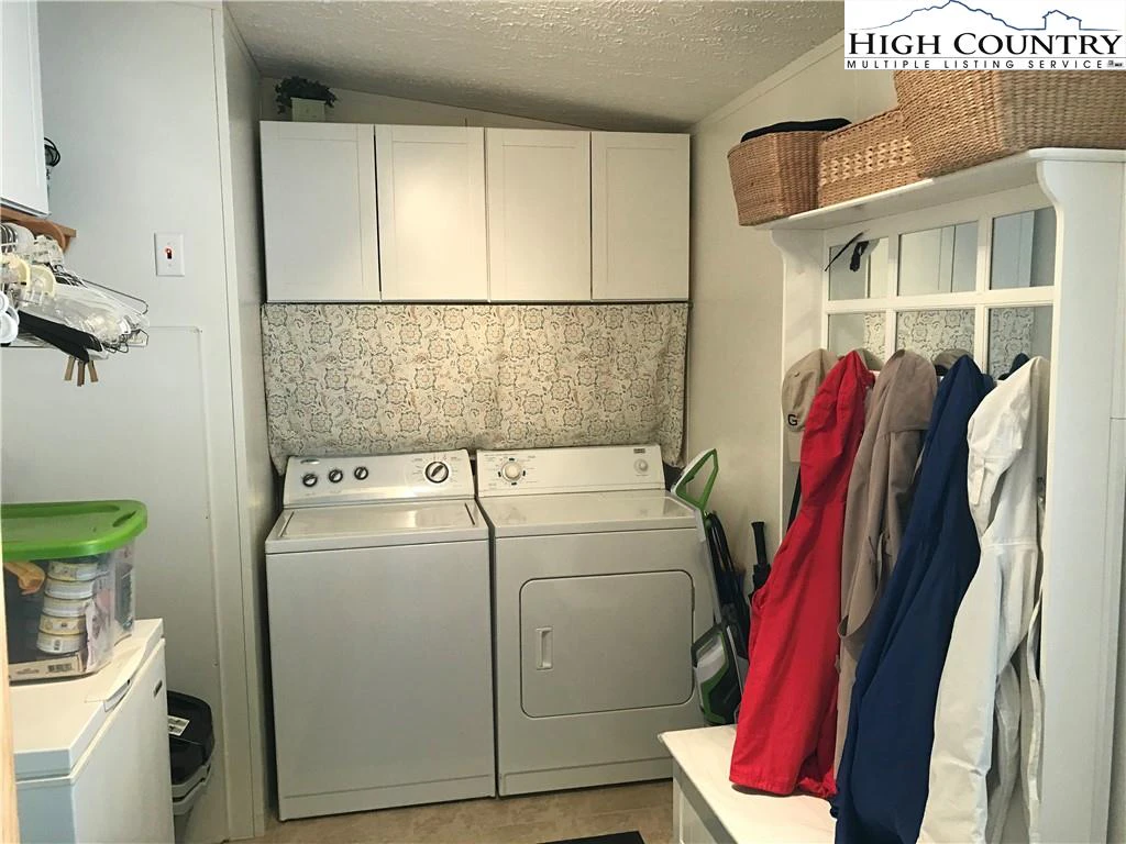 Image number 19 for the current listing
