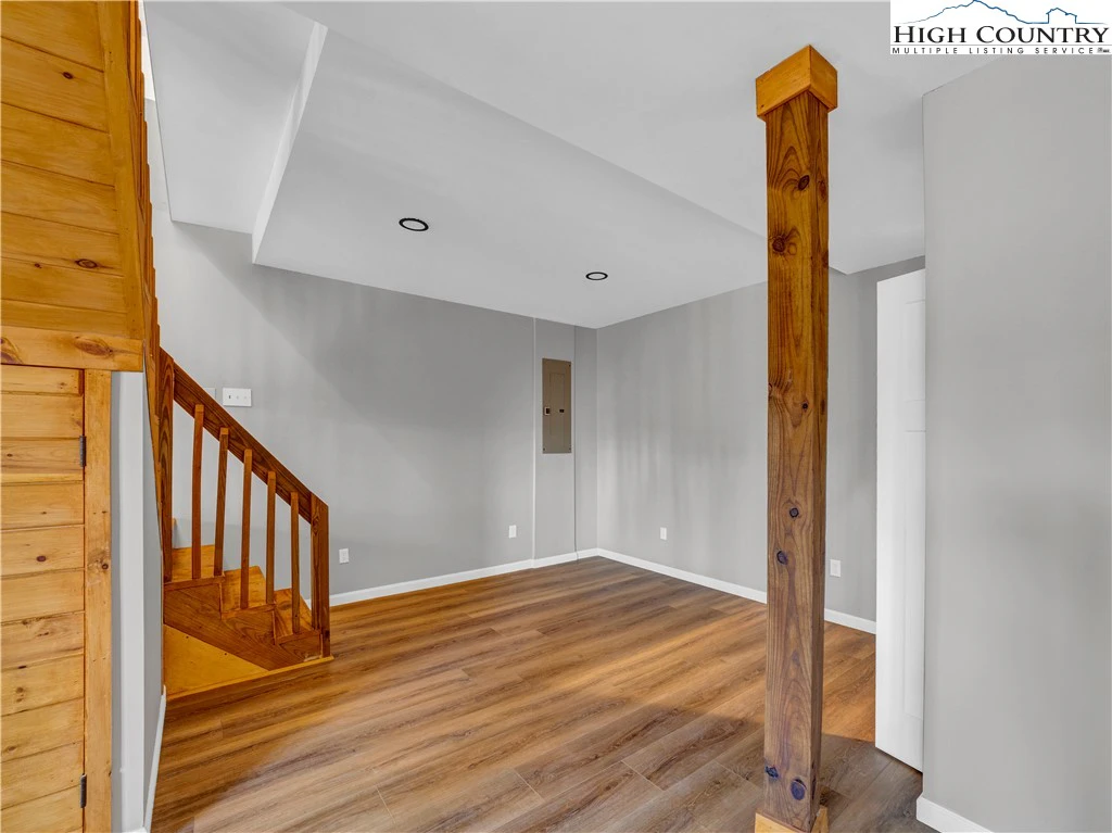 Image number 8 for the current listing