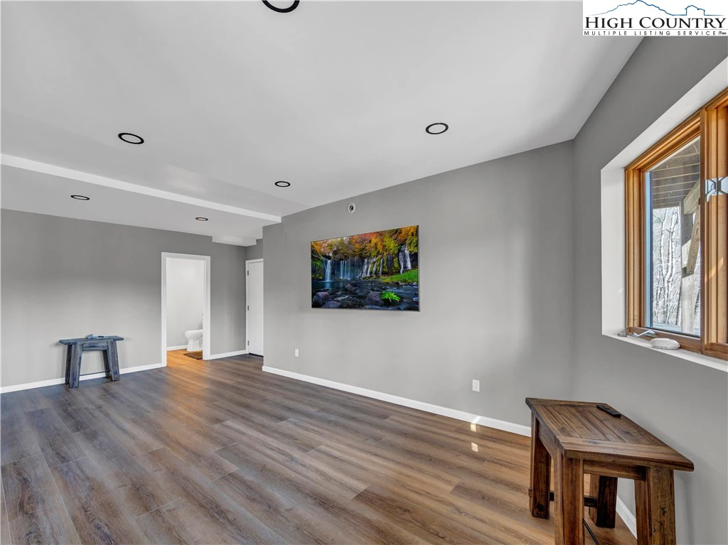 Image number 11 for the current listing