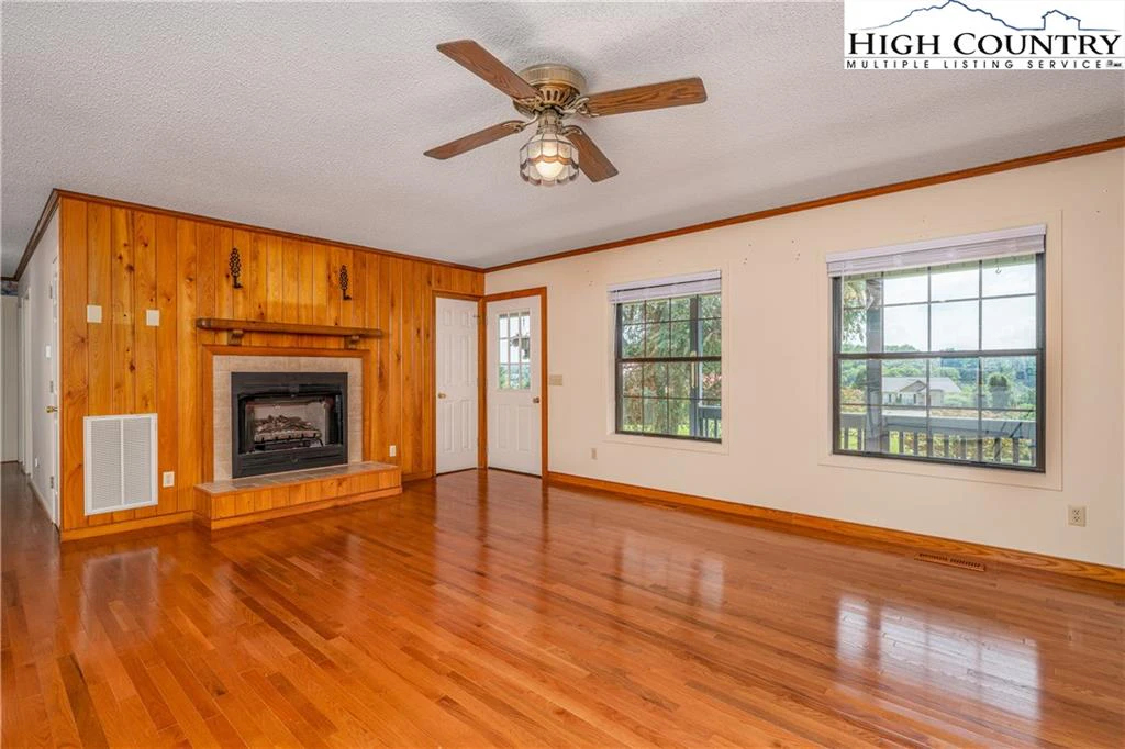 Image number 21 for the current listing