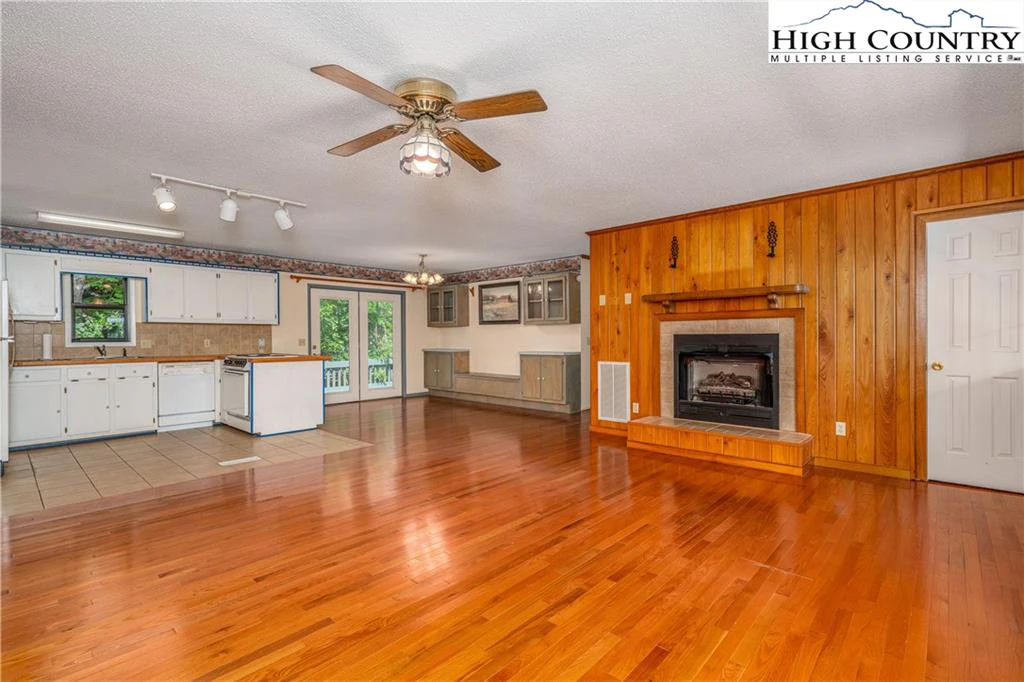 Image number 20 for the current listing