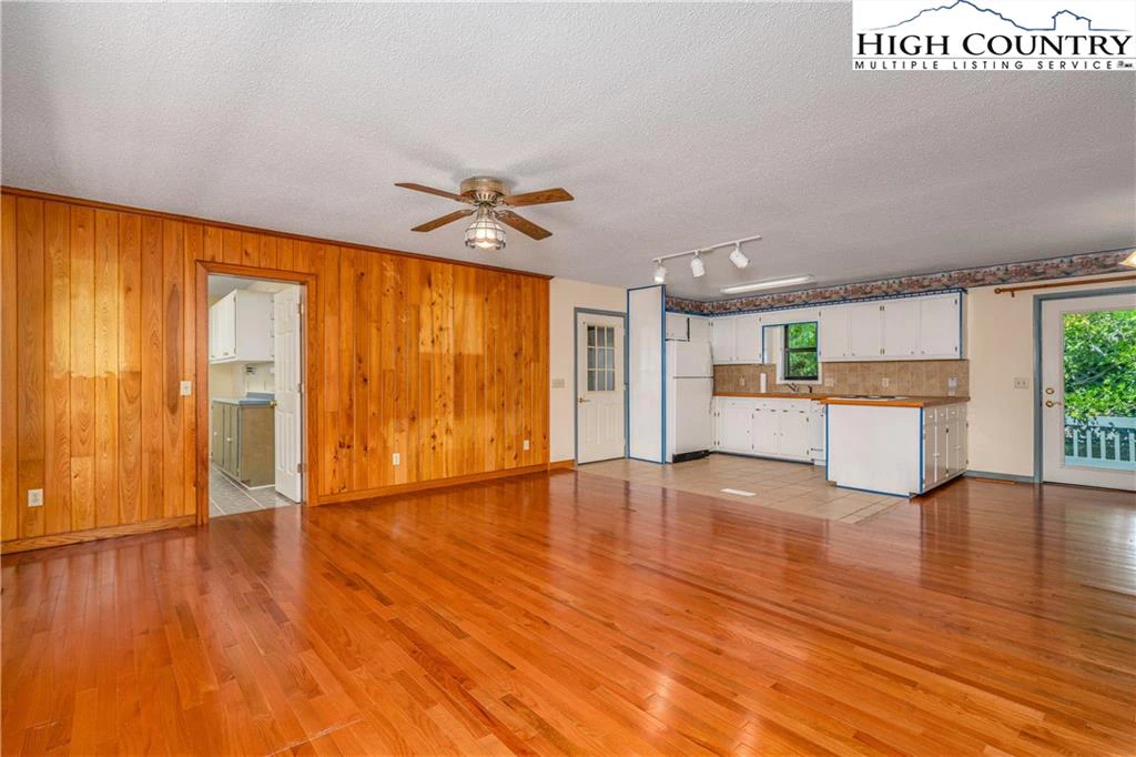 Image number 19 for the current listing