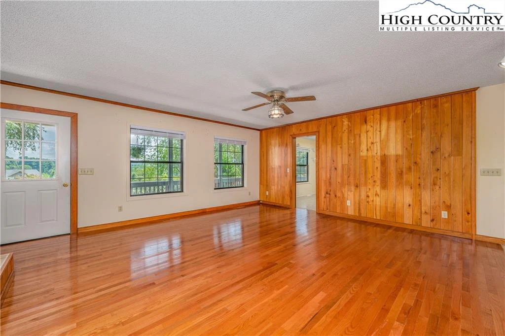 Image number 10 for the current listing