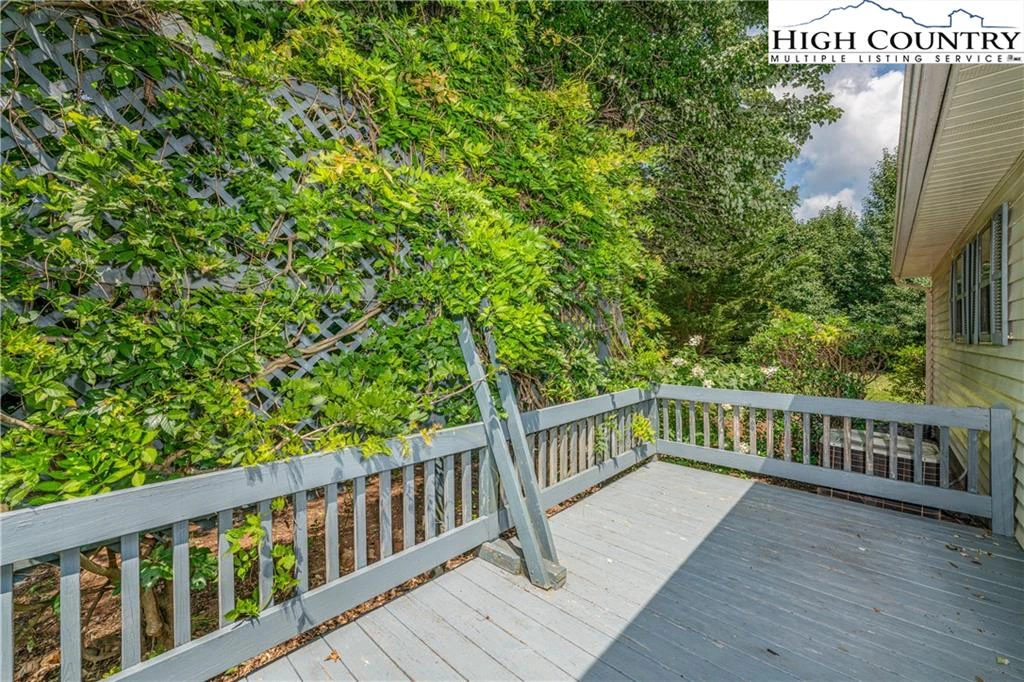 Image number 15 for the current listing