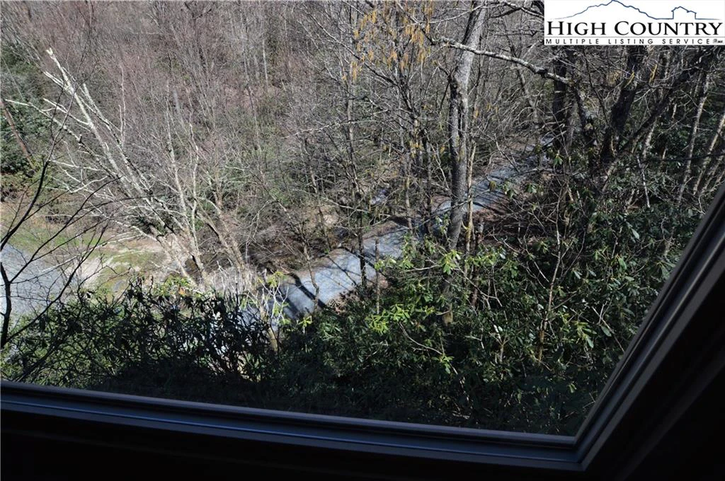 Image number 11 for the current listing