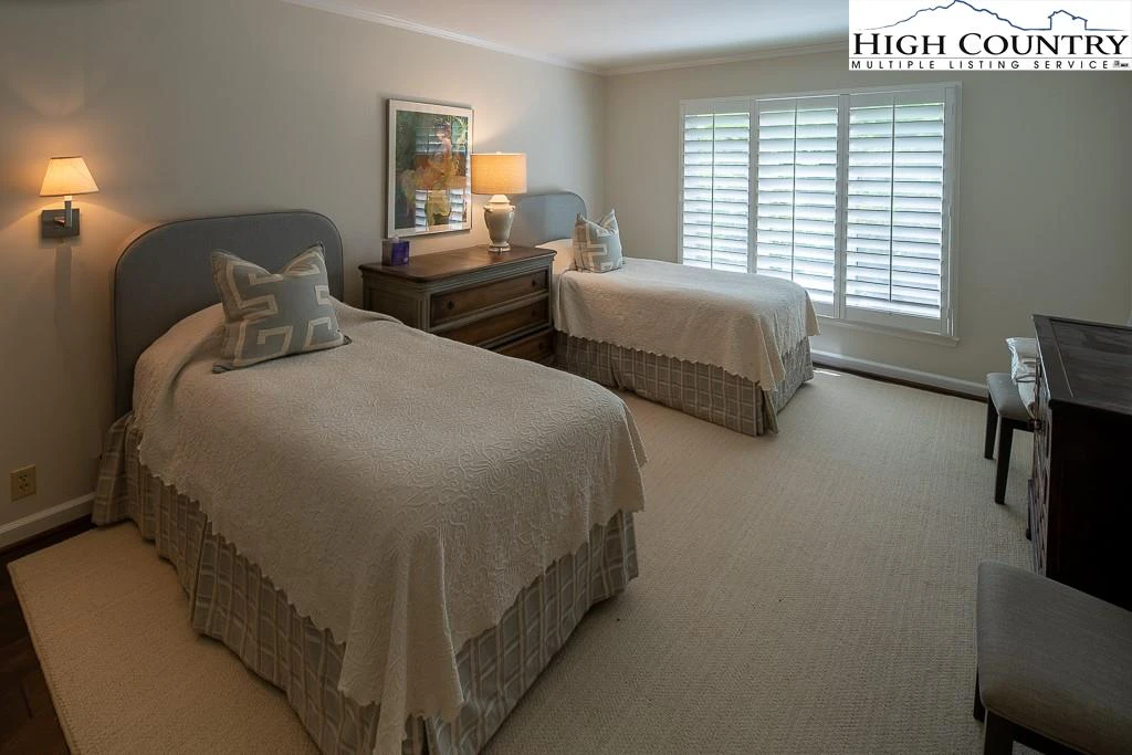 Image number 9 for the current listing