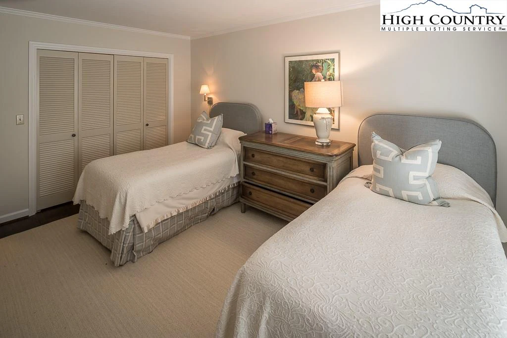 Image number 11 for the current listing