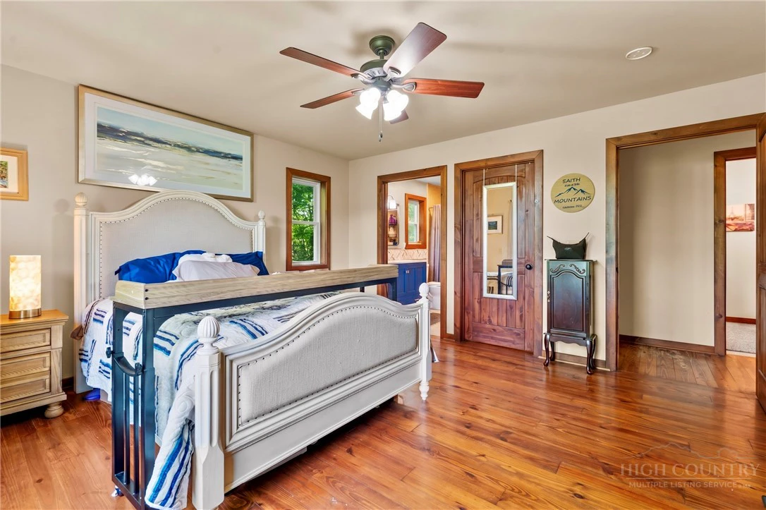 Image number 19 for the current listing