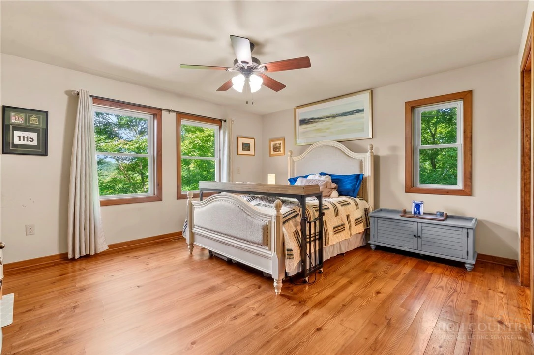 Image number 18 for the current listing