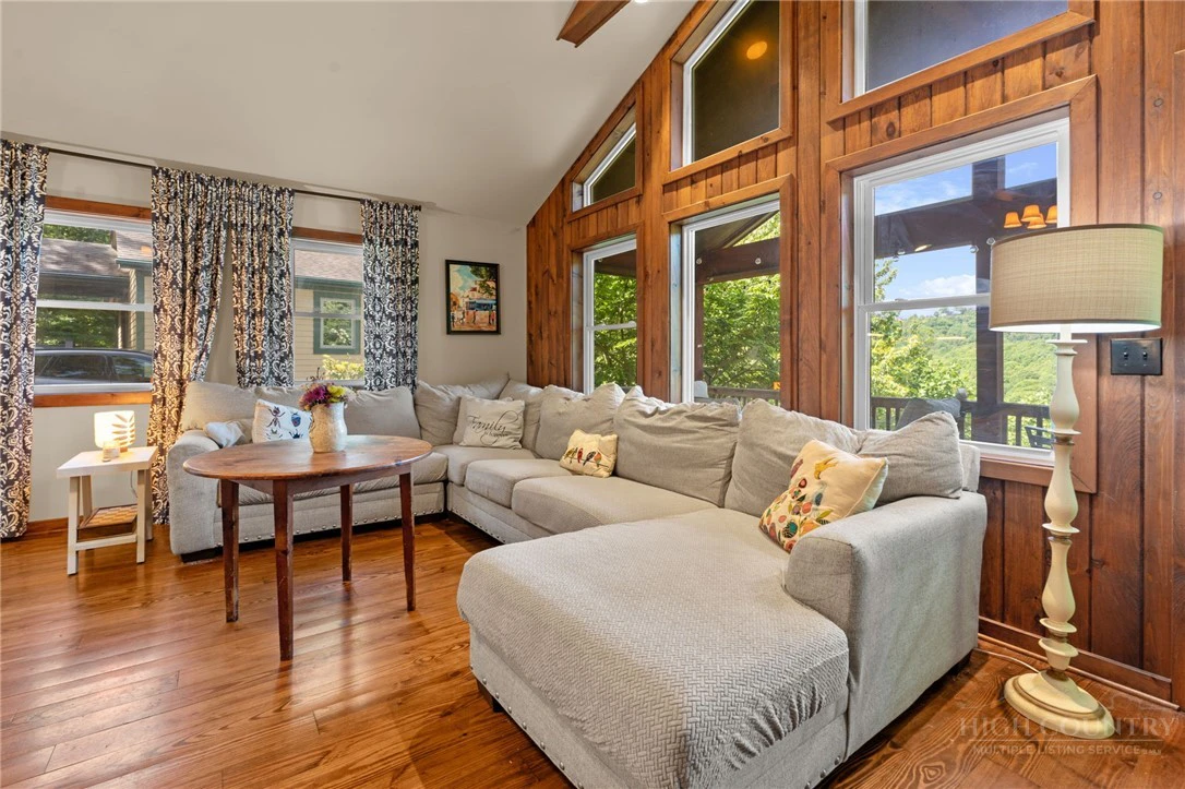 Image number 11 for the current listing