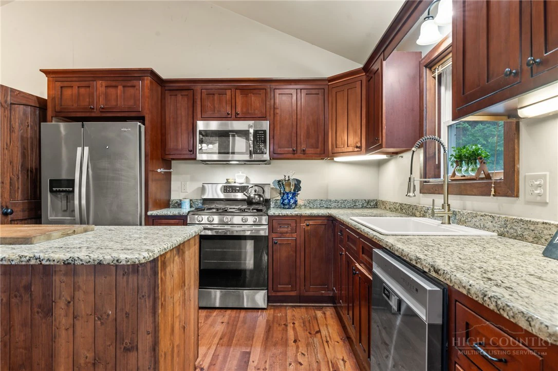 Image number 14 for the current listing