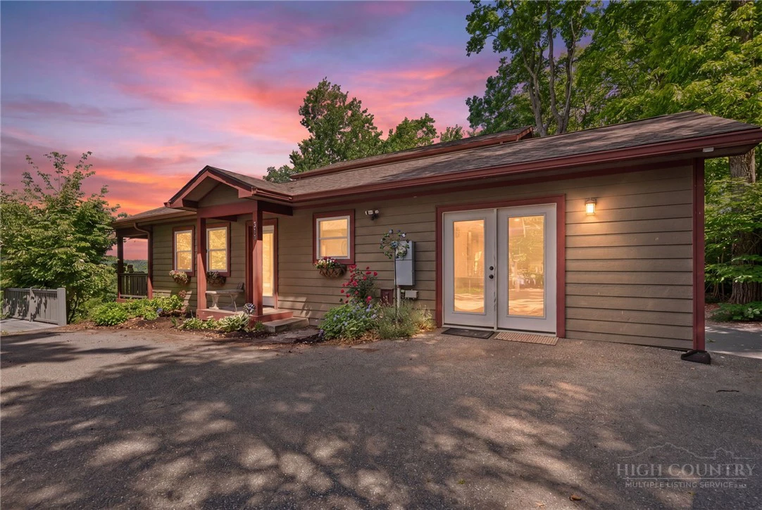 Image number 1 for the current listing
