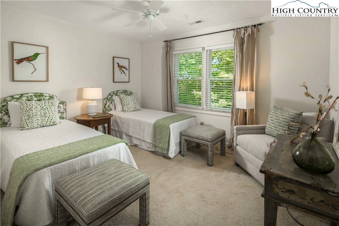 Image number 4 for the current listing
