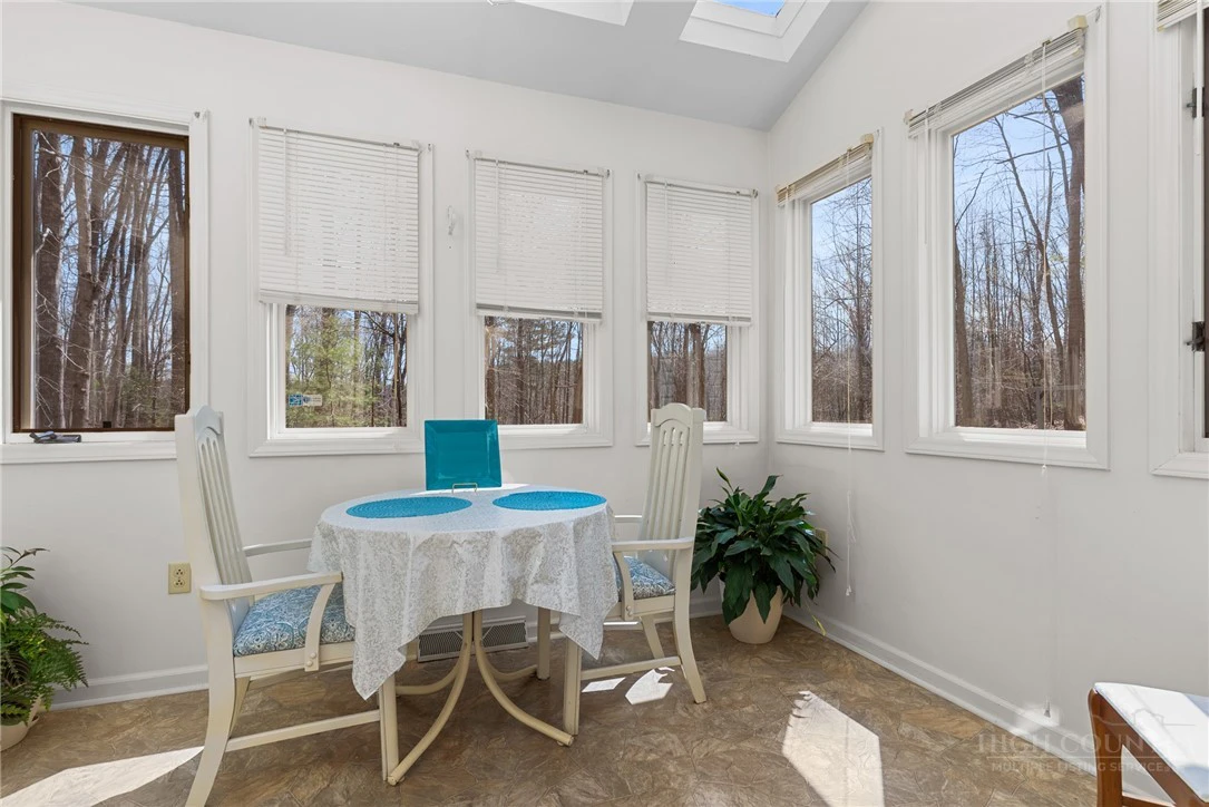 Image number 19 for the current listing
