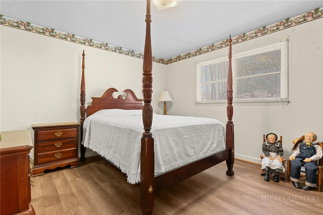Image number 10 for the current listing