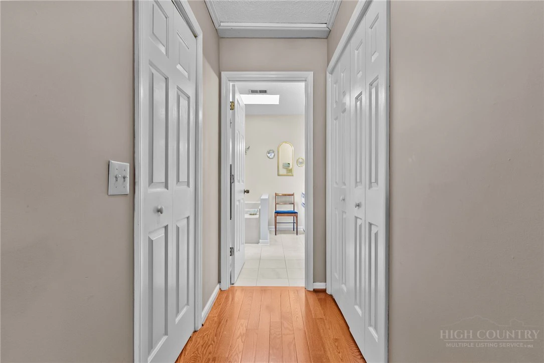 Image number 9 for the current listing