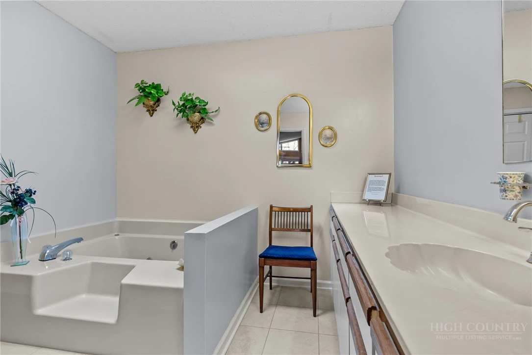 Image number 2 for the current listing