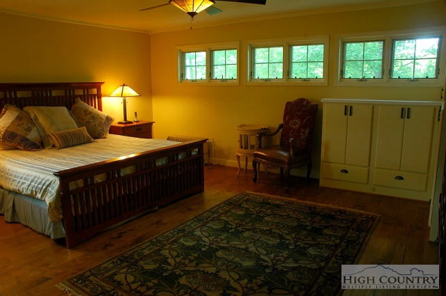 Image number 4 for the current listing