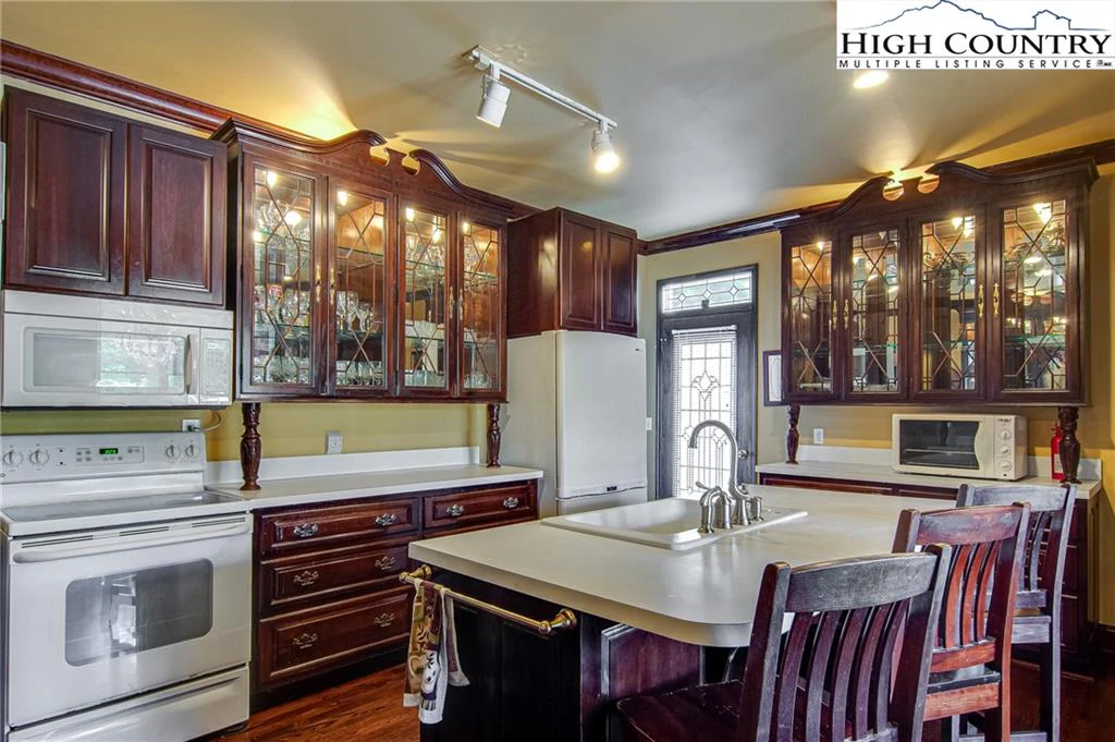 Image number 6 for the current listing