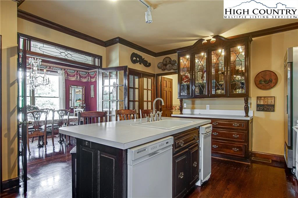 Image number 8 for the current listing