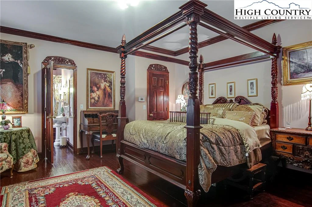 Image number 9 for the current listing
