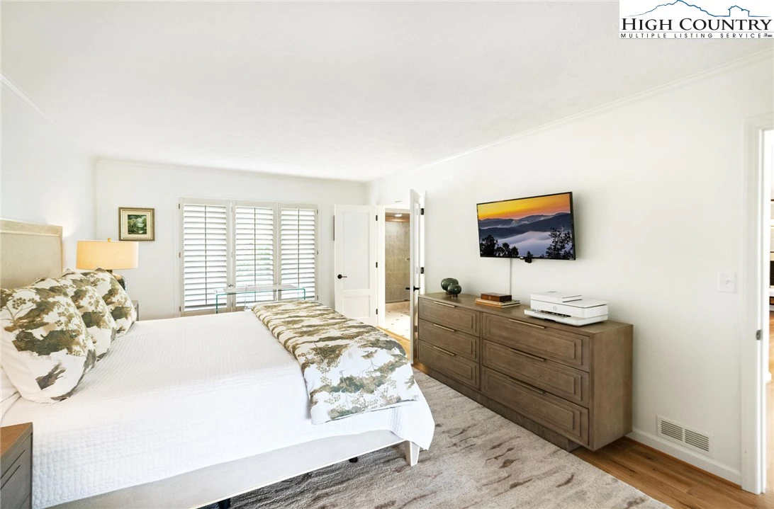 Image number 4 for the current listing