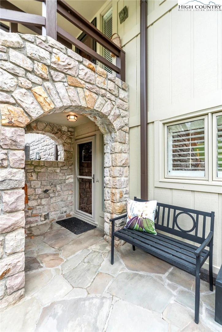 Image number 19 for the current listing