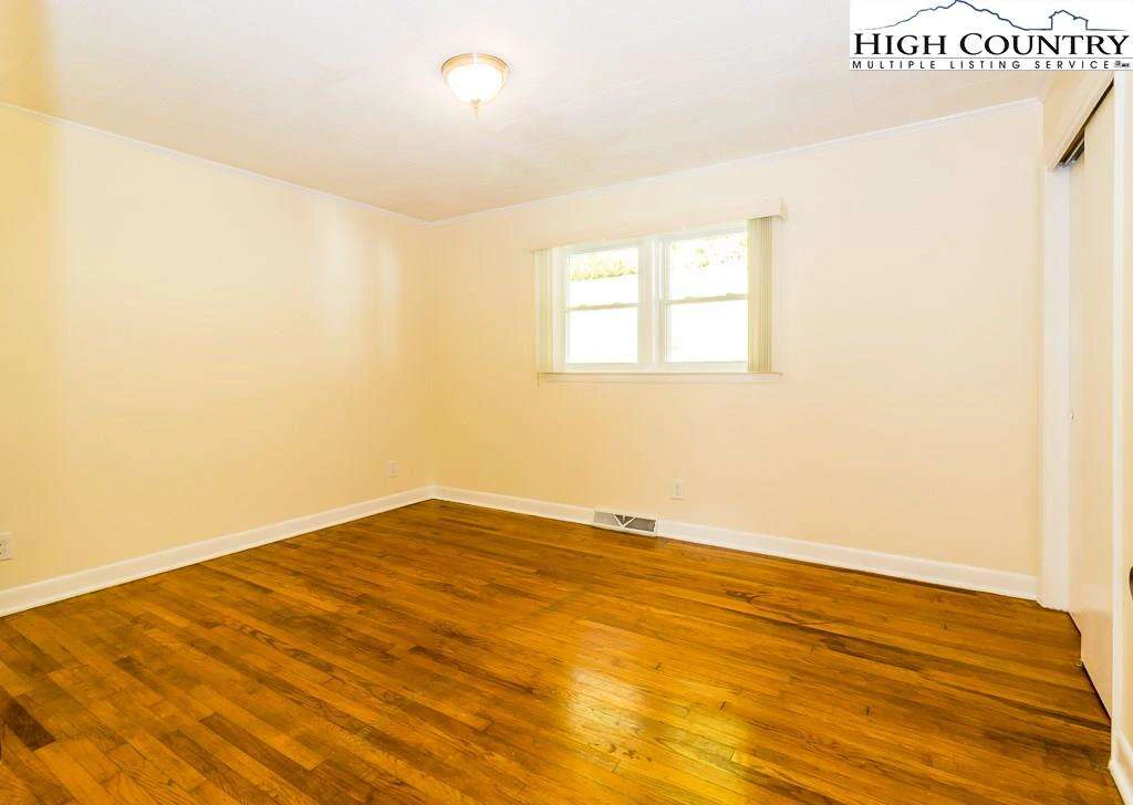Image number 7 for the current listing