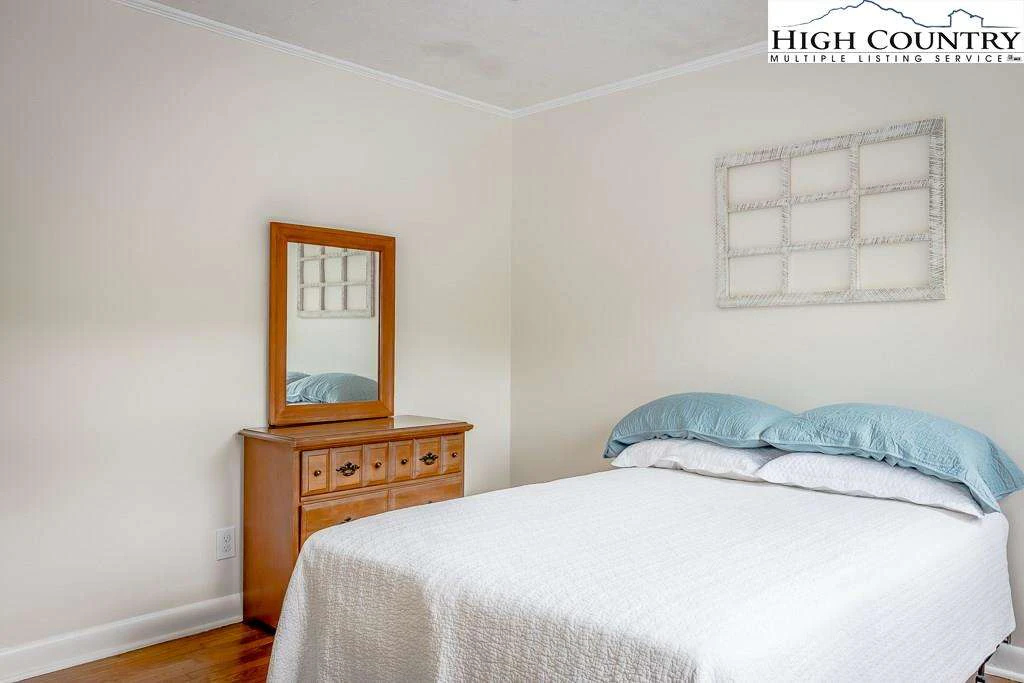Image number 8 for the current listing