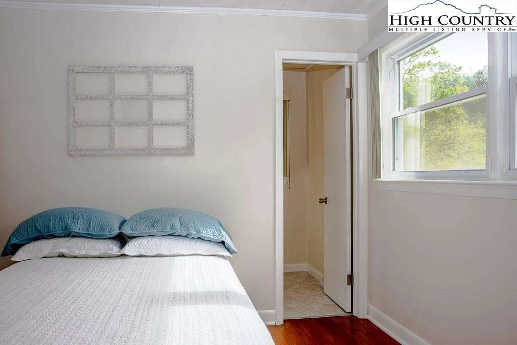 Image number 9 for the current listing