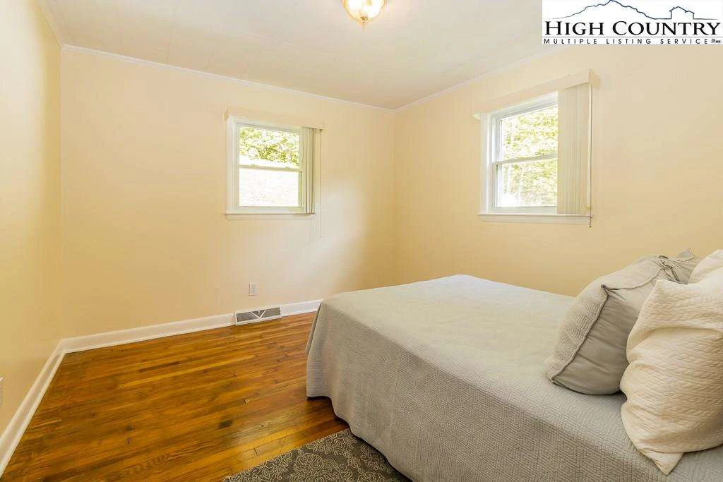 Image number 2 for the current listing