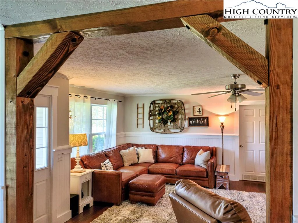Image number 3 for the current listing