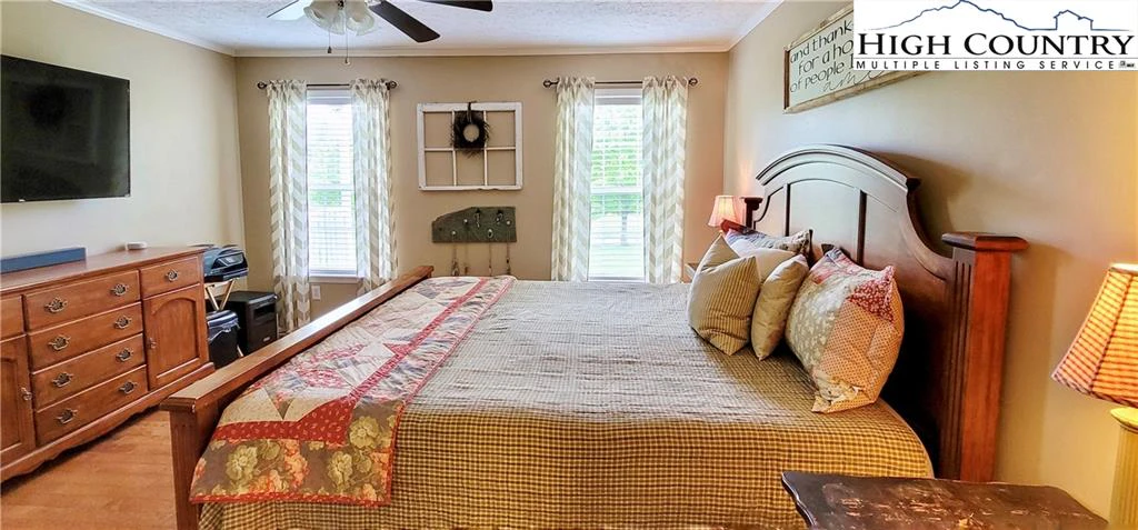 Image number 8 for the current listing